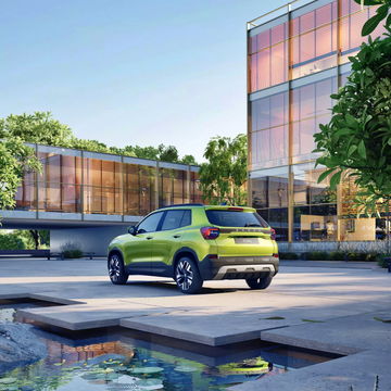 SUV Skoda Kylaq se exhibe en un entorno moderno, destacando su diseño atractivo.