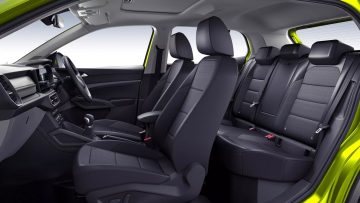 El interior del Skoda Kylaq presenta un diseño funcional y cómodo con amplios asientos.