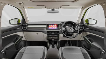 Interior del Skoda Kylaq, con diseño moderno y tecnología intuitiva.