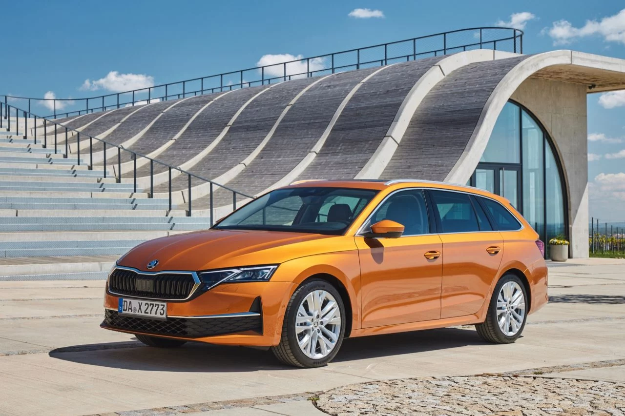 Skoda Octavia Combi 2025, un maletero de 640 l, ideal para viajes largos.