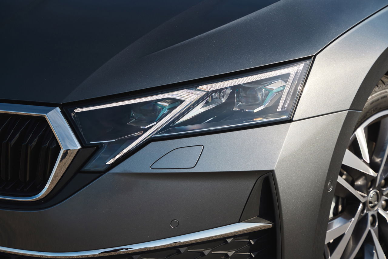 Detalle del faro del nuevo Skoda Octavia Combi 2025, que resalta su diseño moderno.