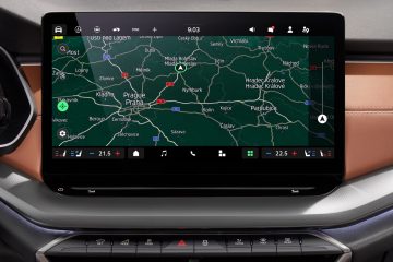 Pantalla central del Skoda Octavia Combi 2025, muestra un sistema de navegación moderno.