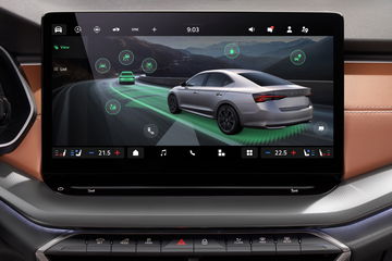 Vista del sistema multimedia y detalles del interior del Skoda Octavia Combi 2025.