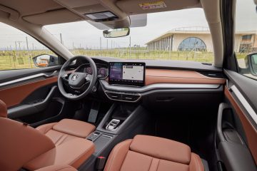 Interior del Skoda Octavia Combi 2025, con acabados elegantes y tecnología avanzada.