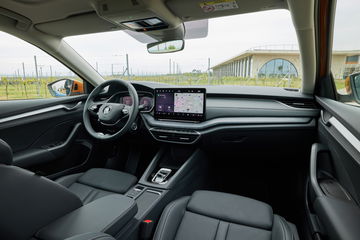 Interior del Skoda Octavia Combi 2025, amplio y moderno.