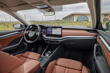 Interior del Skoda Octavia Combi 2025, elegante y espacioso.