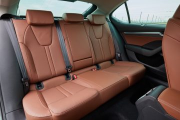 Interior trasero del Škoda Octavia Combi 2025, ideal para comodidad y espacio.