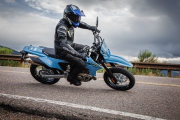 La Suzuki DR-Z4SM combina ligereza y potencia, ideal para el A2.