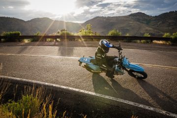 La Suzuki DR-Z4SM es una moto ligera y divertida, perfecta para los que buscan adrenalina.