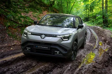 Suzuki e-Vitara en acción, demostrando su capacidad todoterreno.