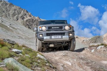 El Suzuki Jimny conquistando terrenos escarpados, demostrando su capacidad 4x4.