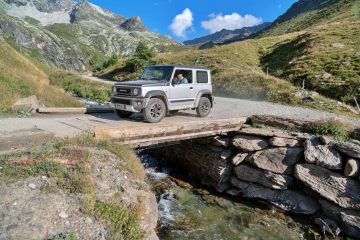 El Suzuki Jimny mostrando sus capacidades todoterreno en un paisaje montañoso.