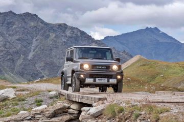 Suzuki Jimny en acción, demostrando su capacidad todoterreno.