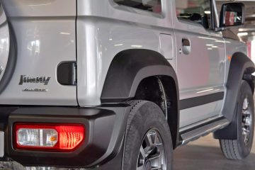 Vista del robusto y compacto diseño lateral del Suzuki Jimny.