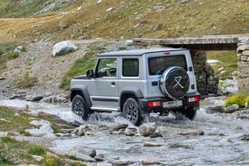 El Suzuki Jimny enfrentándose a terrenos difíciles con maestría.