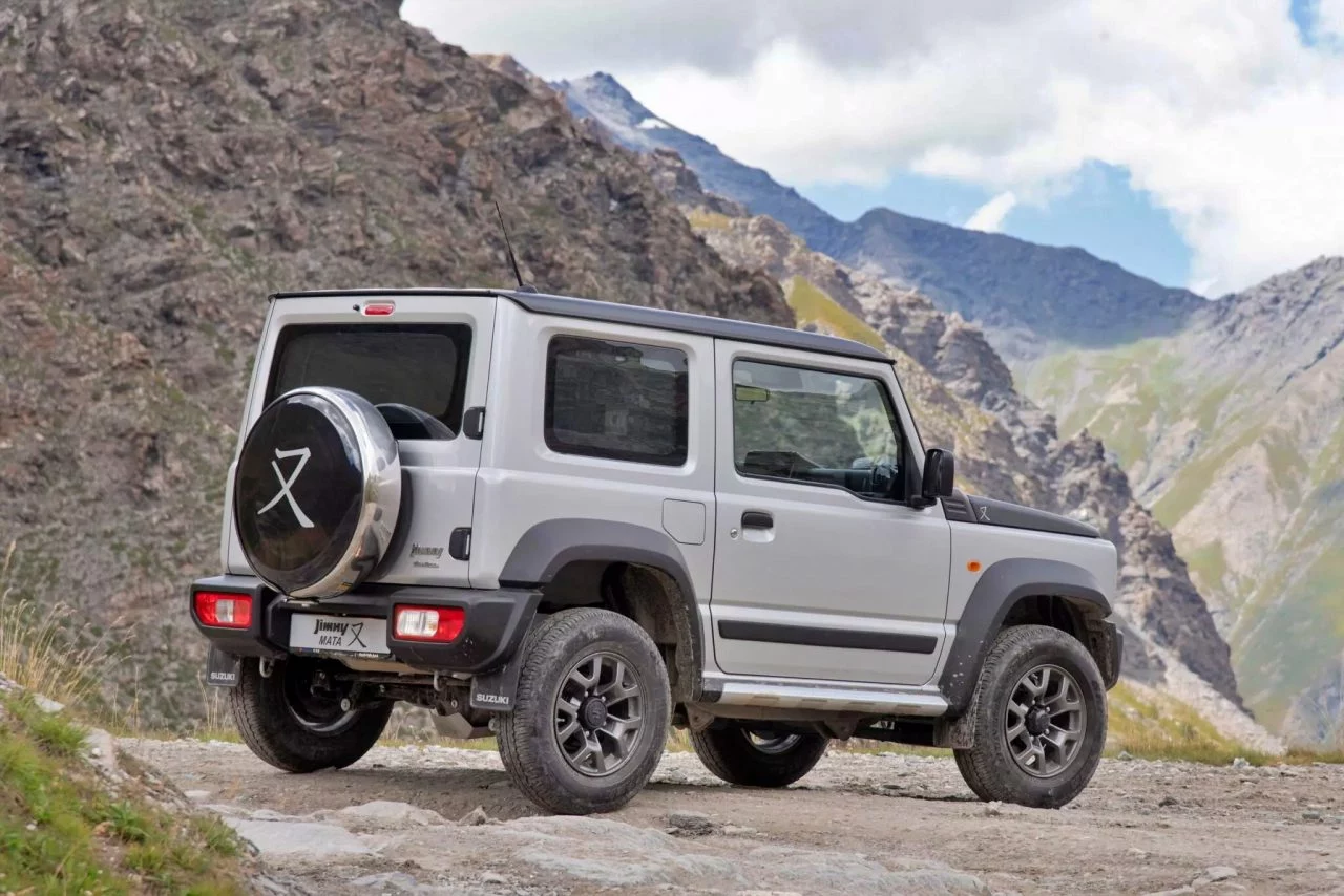 El Suzuki Jimny en su habitat natural, mostrando robustez y capacidad todo terreno.