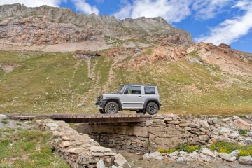 El Jimny en su hábitat natural, demostrando sus capacidades todoterreno.