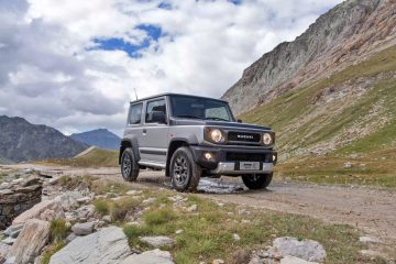 Perfil robusto y compacto del Suzuki Jimny en hábitat natural.