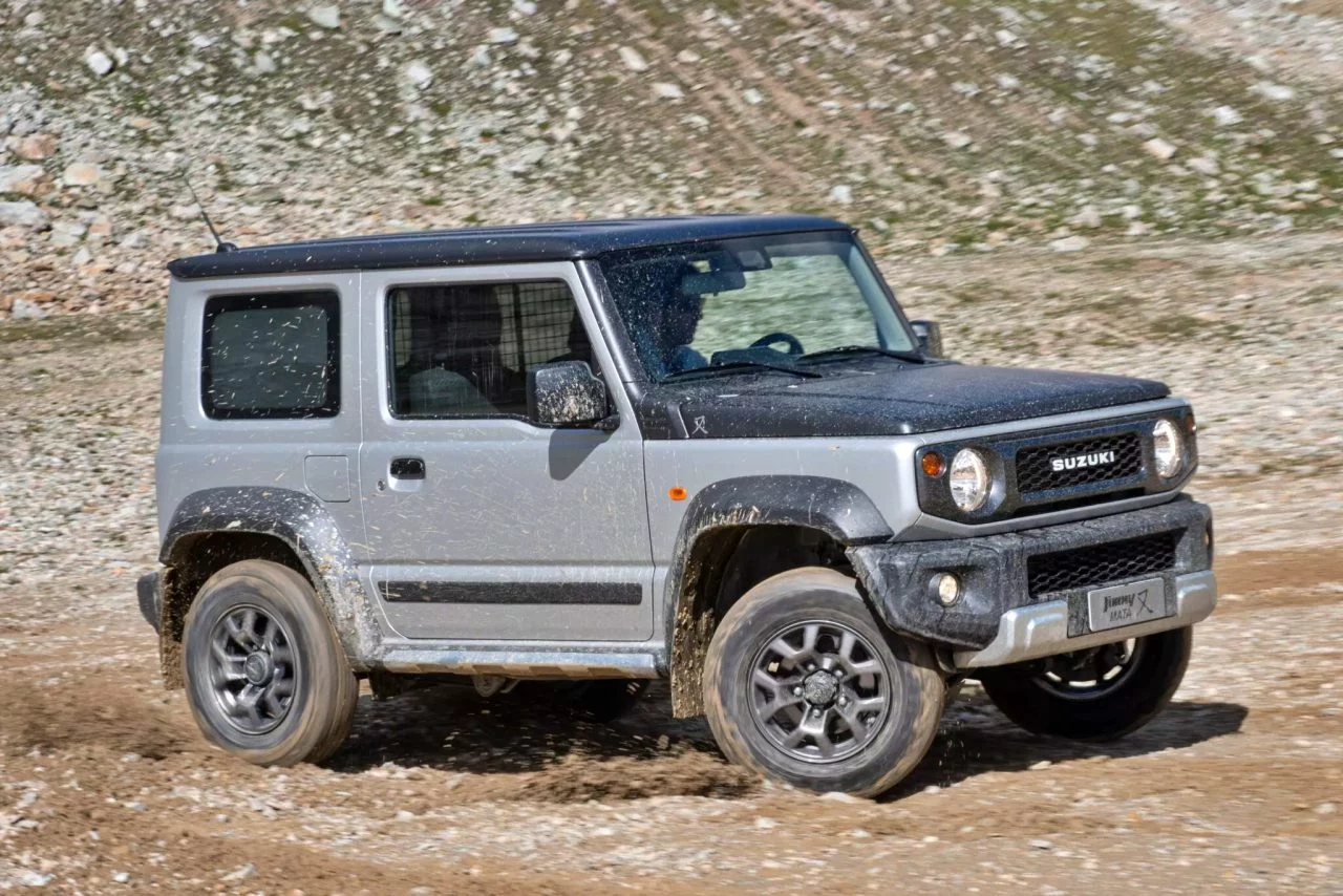 Vista lateral del Suzuki Jimny mostrando su perfil robusto y compacto.