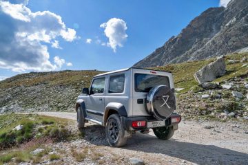 Vista trasera lateral de la legendaria Suzuki Jimny en ambiente off-road.