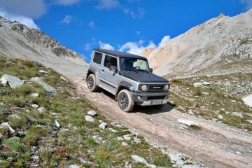 Vista dinámica del Suzuki Jimny conquistando terreno abrupto, un 4x4 puro