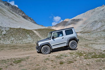 Suzuki Jimny robusto demostrando sus capacidades en terreno montañoso