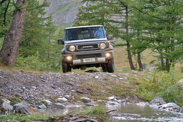 El Suzuki Jimny superando obstáculos naturales con su tracción 4x4.