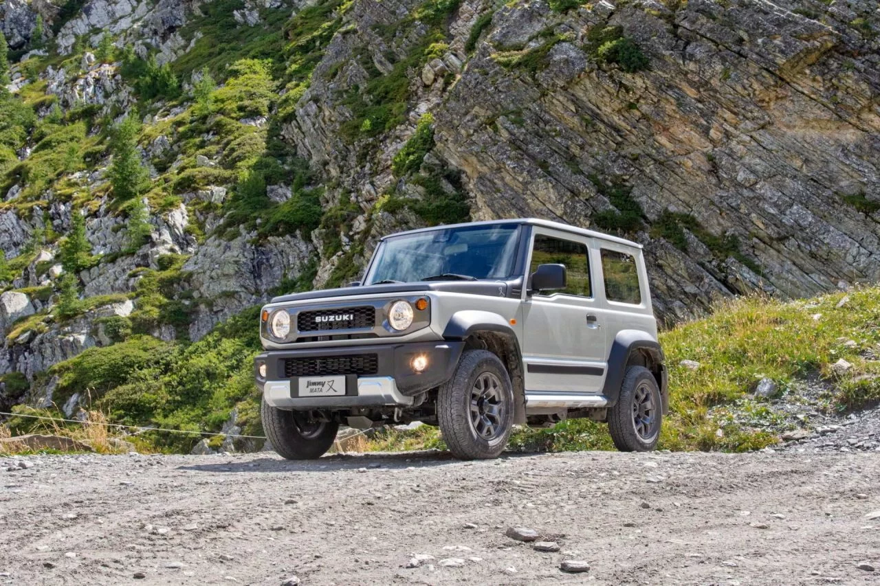 Vista lateral del Suzuki Jimny, el icónico 4x4 que redefine la simplicidad y robustez