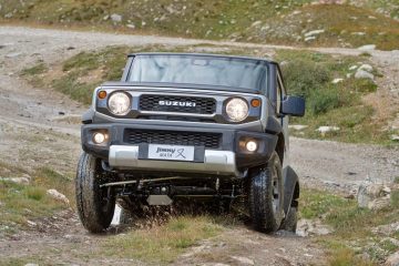 Vista del robusto Suzuki Jimny superando terreno escabroso en su hábitat natural.