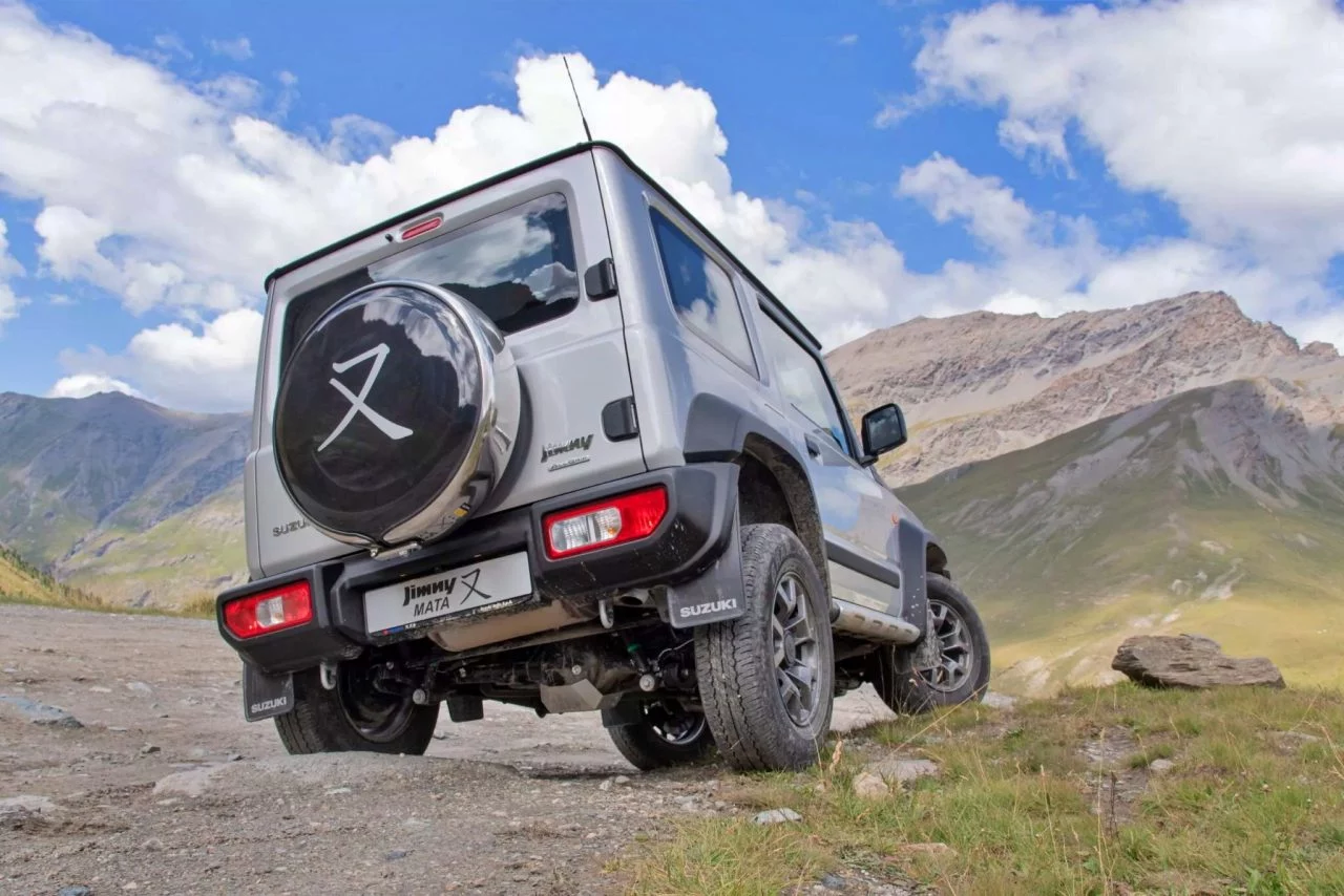 Suzuki Jimny en acción, demostrando su capacidad todoterreno.