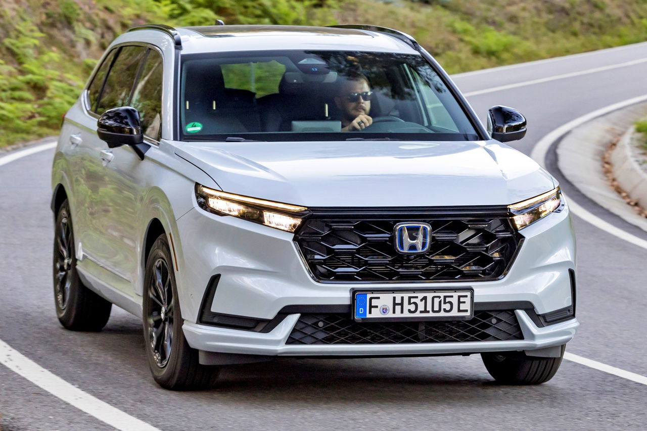 Este SUV japonés combina calidad y espacio, ideal para la familia.