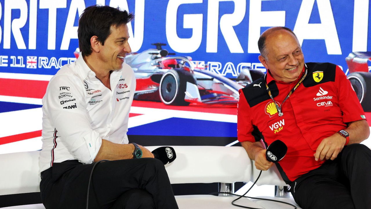 Toto Wolff y Fred Vasseur comparten una amena conversación en el paddock.