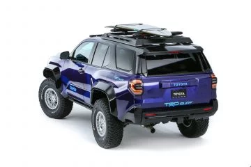 Vista del robusto Toyota 4Runner TRD Surf desplegando su esencia todoterreno.