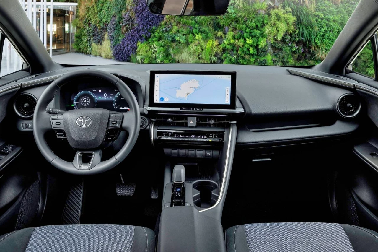 Vista del interior del Toyota C-HR, con un diseño moderno y funcional.