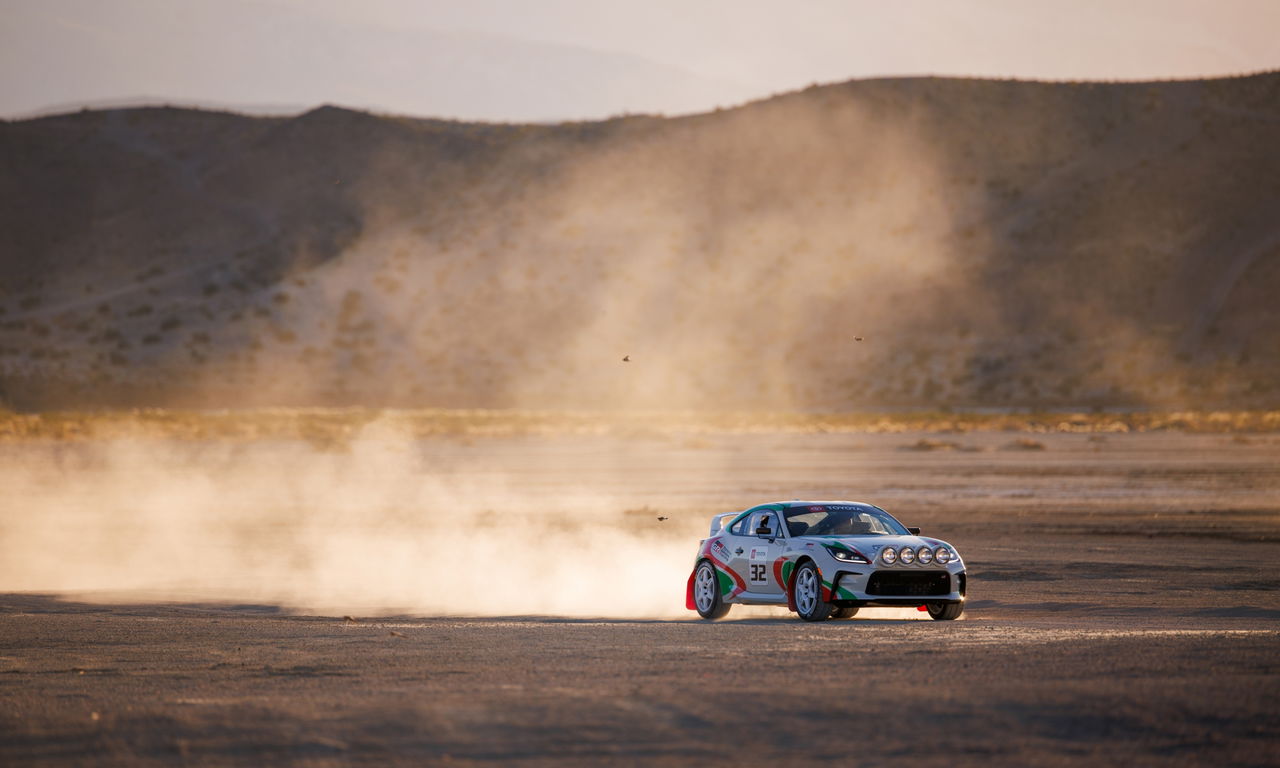 Toyota GR86 con estética de rally en acción sobre tierra