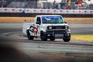 La pick-up Toyota Hilux Champ GR en acción, diseño de competición.