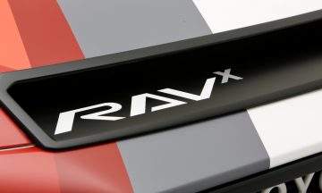 Vista cercana del emblema RAV-X, símbolo de la versión modificada del RAV4.