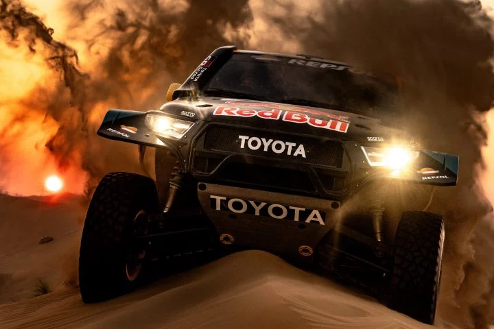 Toyota presenta su imponente GR DKR Hilux Evo, listo para Dakar 2025.