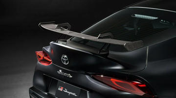 Vista trasera del Toyota Supra Final Edition, resaltando su diseño deportivo.