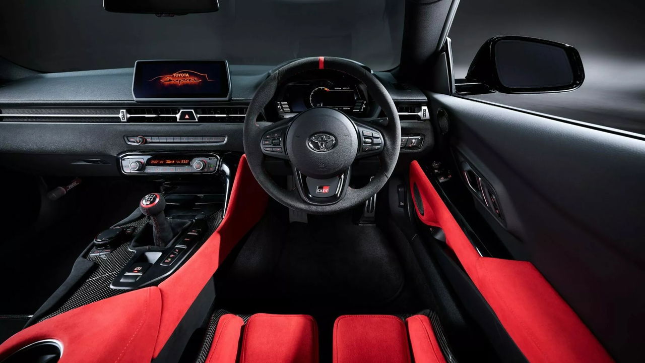 Vista del interior del Toyota Supra Final Edition con asientos deportivos en rojo.