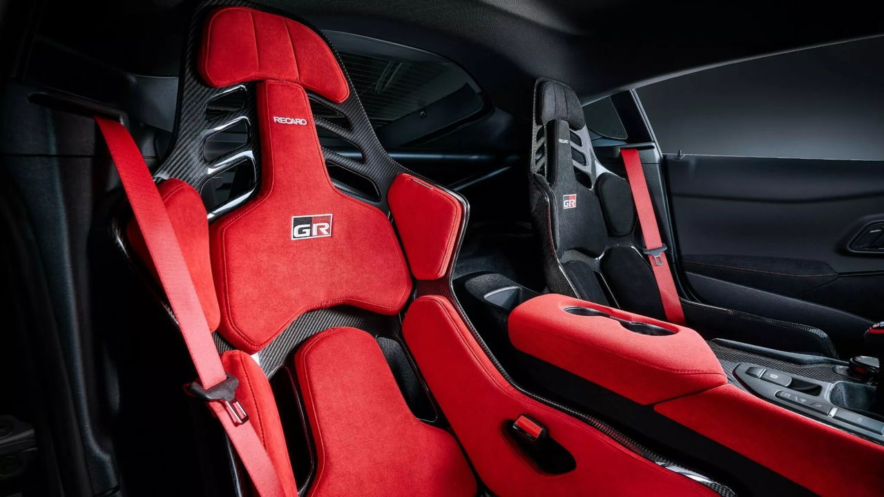 Interior del Toyota Supra Final Edition, mostrando sus asientos deportivos en rojo.