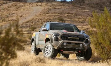 Toyota Tacoma TRD ProRunner en acción, dominando terrenos adversos