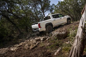 La Toyota Tundra 2022 muestra su robustez en terrenos difíciles, ideal para aventuras off-road.