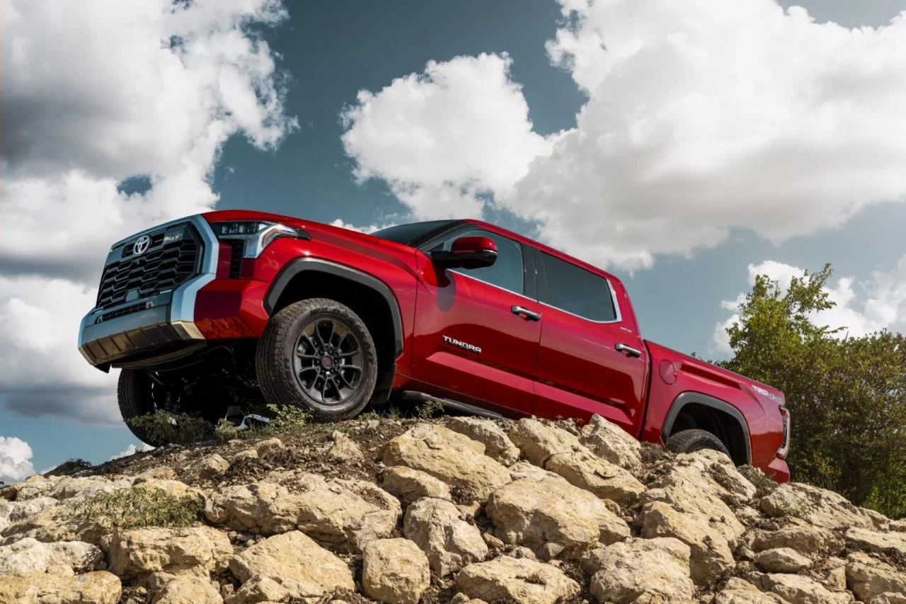 La Toyota Tundra 2023 destaca por su robustez y modernidad en el diseño exterior.