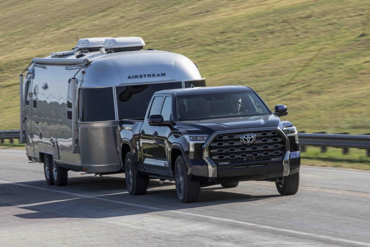 La Toyota Tundra 2023 destaca por su robustez y capacidad de remolque.