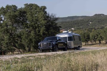 La Toyota Tundra 2023 combina robustez y tecnología avanzada para todo tipo de terrenos.