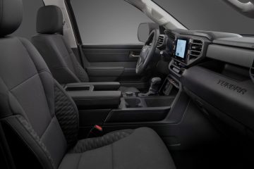 Interior del Toyota Tundra 2023, con asientos amplios y detalles funcionales.