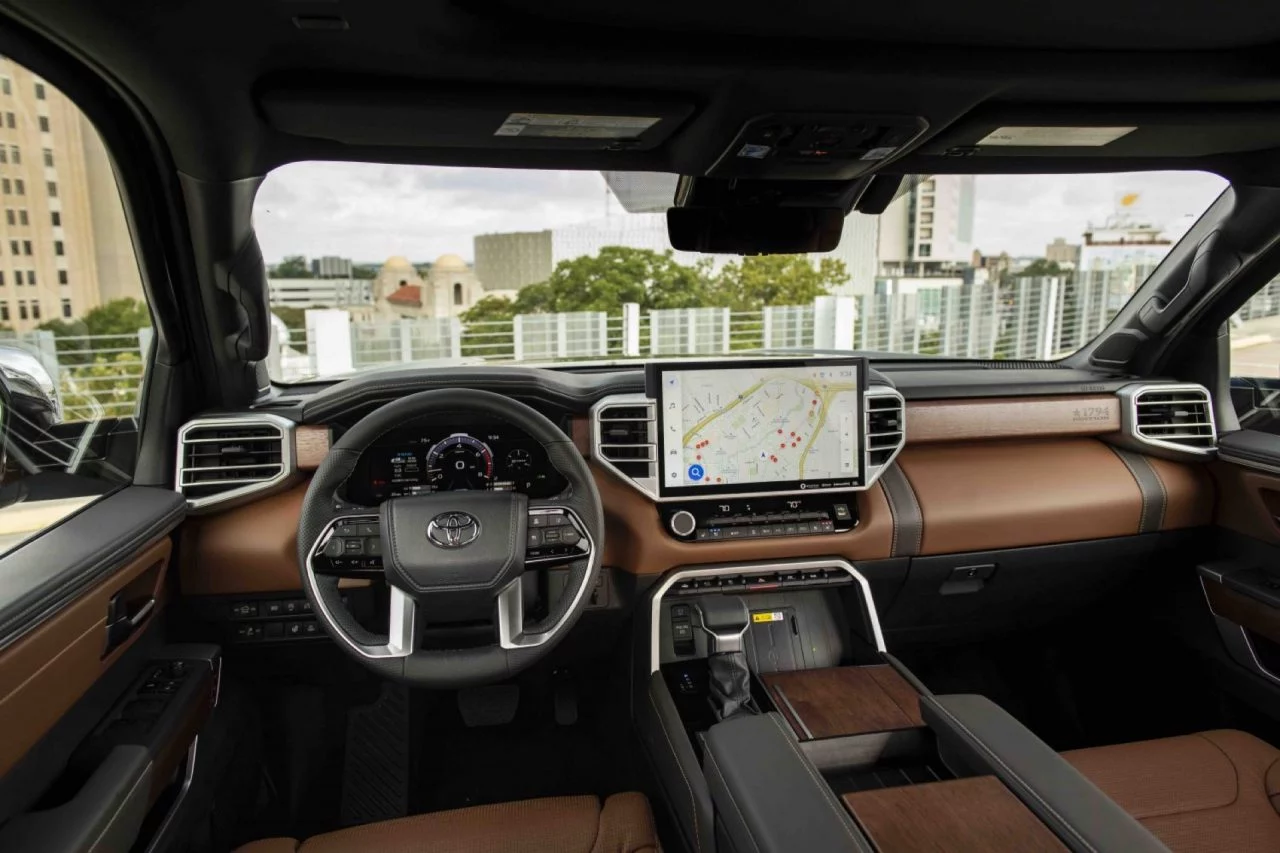 Interior del Toyota Tundra 2023, con un diseño moderno y materiales de alta calidad.