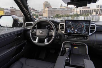 Interior del Toyota Tundra 2023, con un diseño moderno y tecnología avanzada.