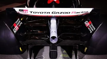 Vista detallada del alerón trasero del coche de F1 de Toyota.